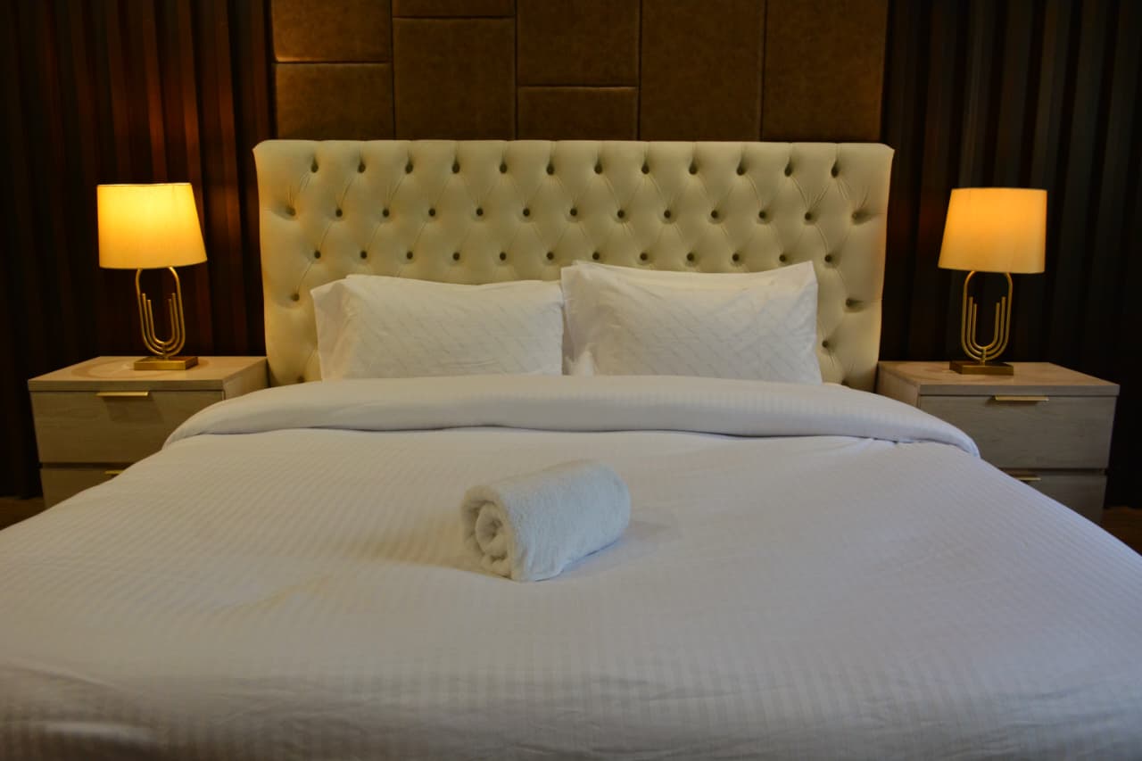 double bed with side lamps